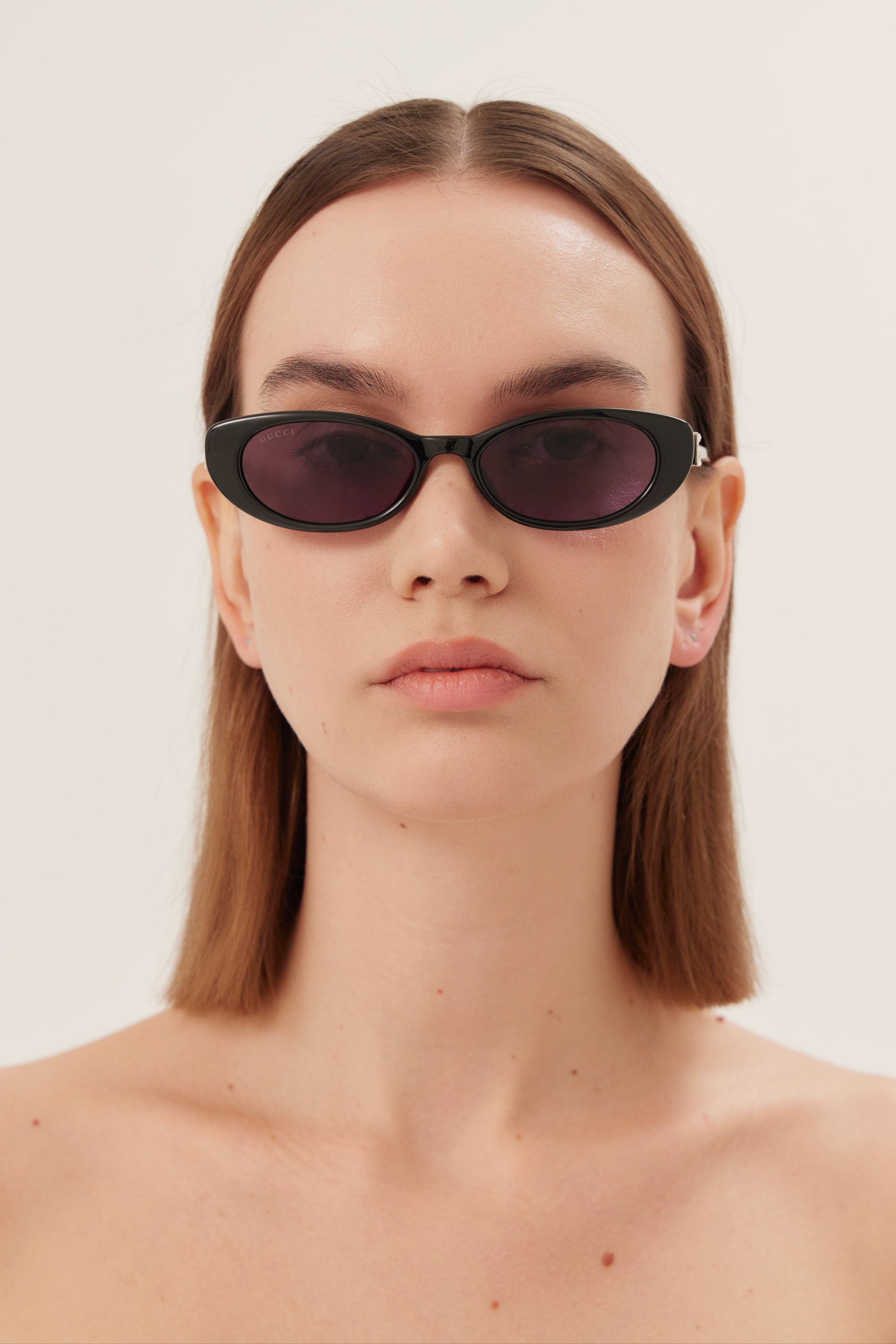 Gafas de sol Gucci negras con forma de ojo de gato y logotipo grabado