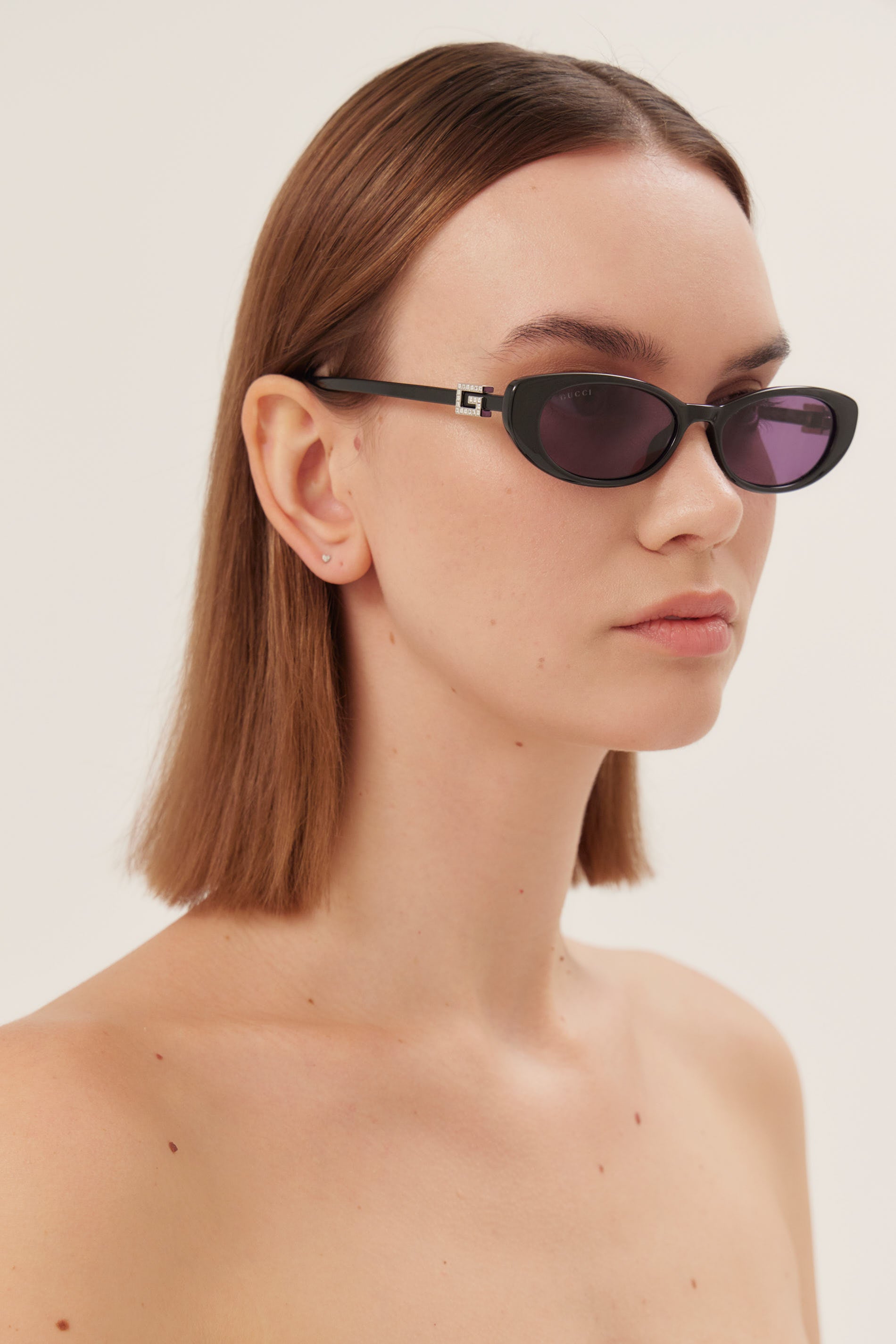 Gafas de sol Gucci negras con forma de ojo de gato y logotipo grabado