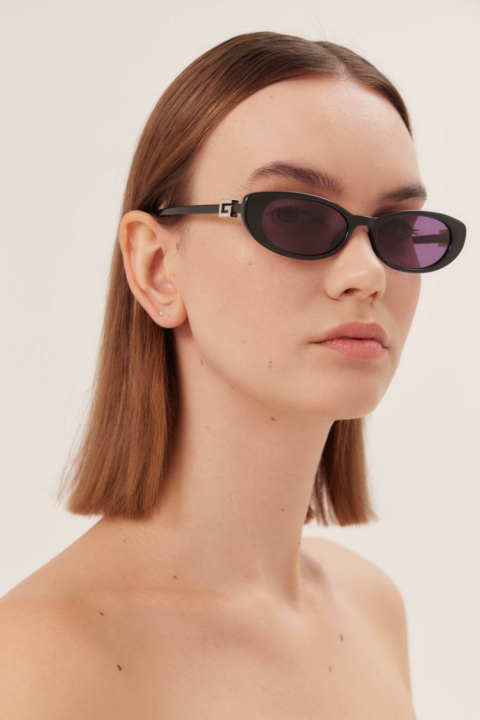 Gafas de sol Gucci negras con forma de ojo de gato y logotipo grabado