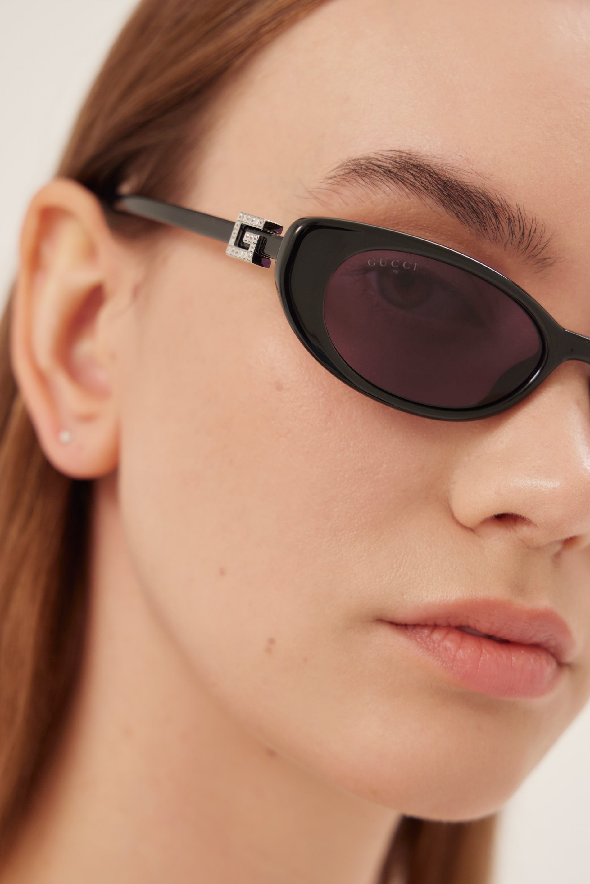 Gafas de sol Gucci negras con forma de ojo de gato y logotipo grabado