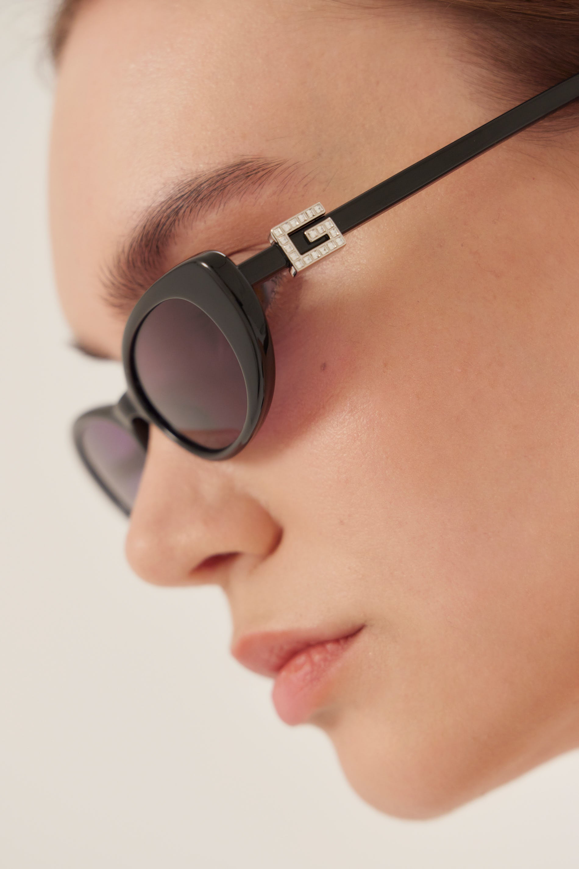 Gafas de sol Gucci negras con forma de ojo de gato y logotipo grabado