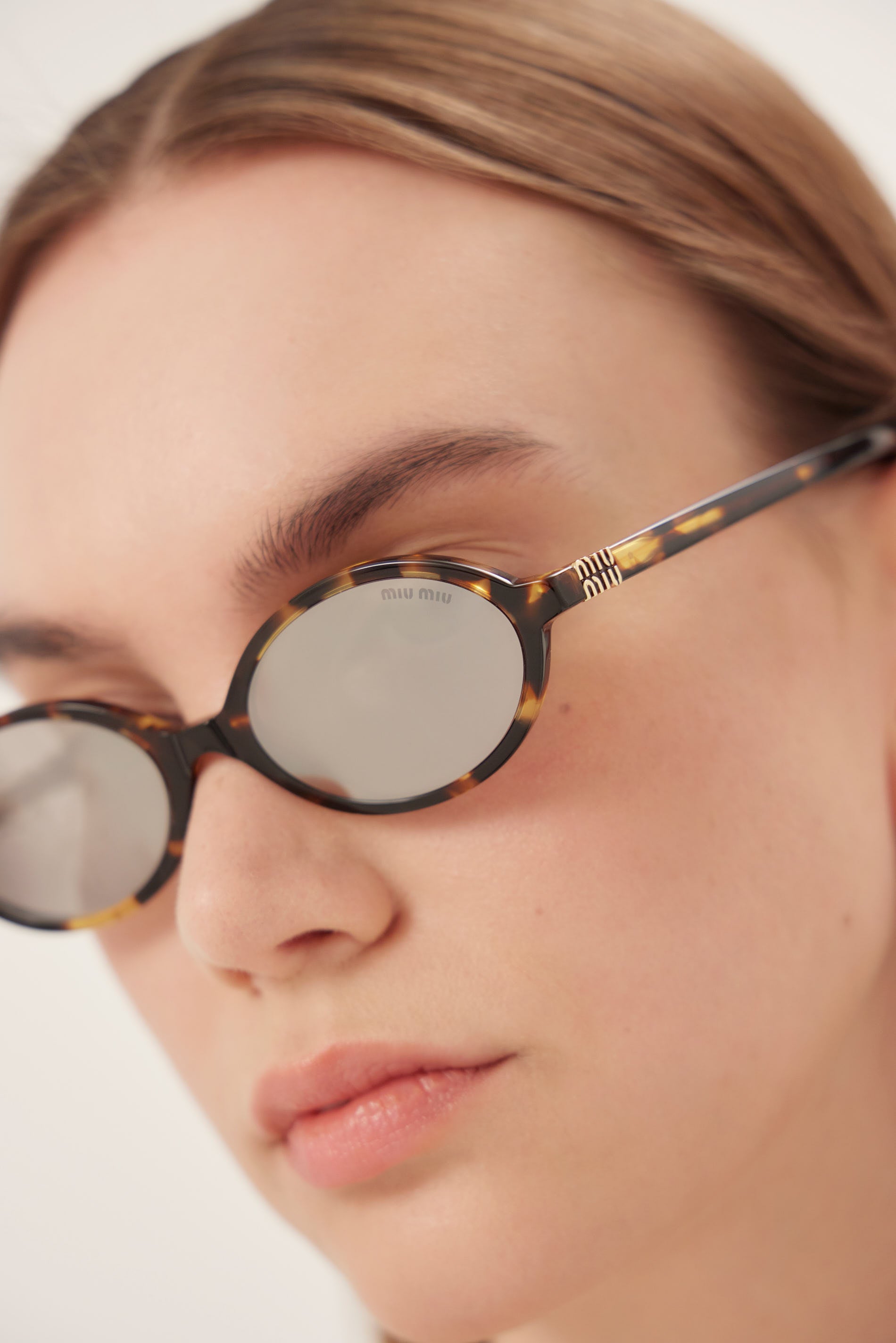 Gafas de sol Miu Miu ovaladas de acetato color habana y plata