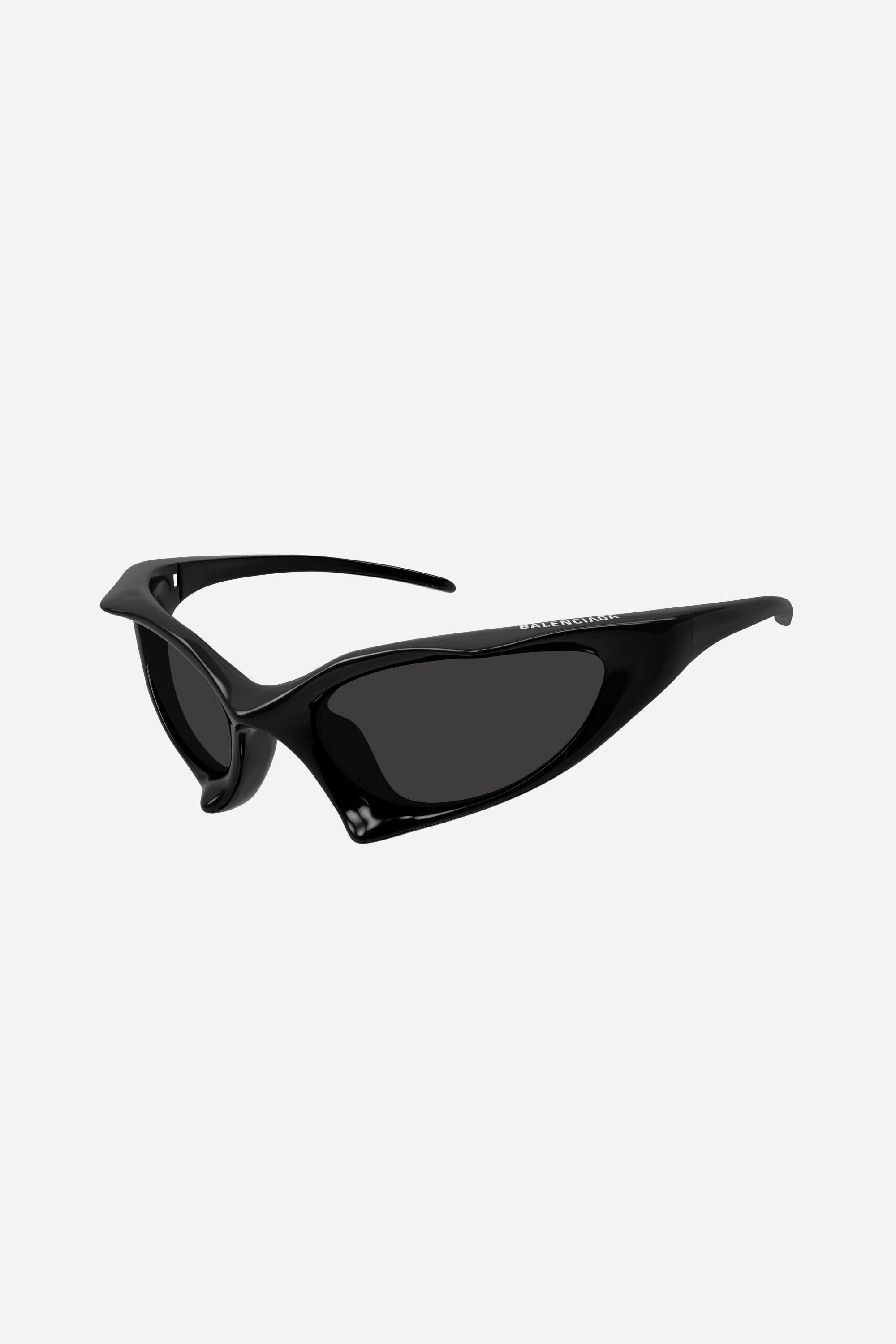 Gafas de sol envolventes negras con lentes grises