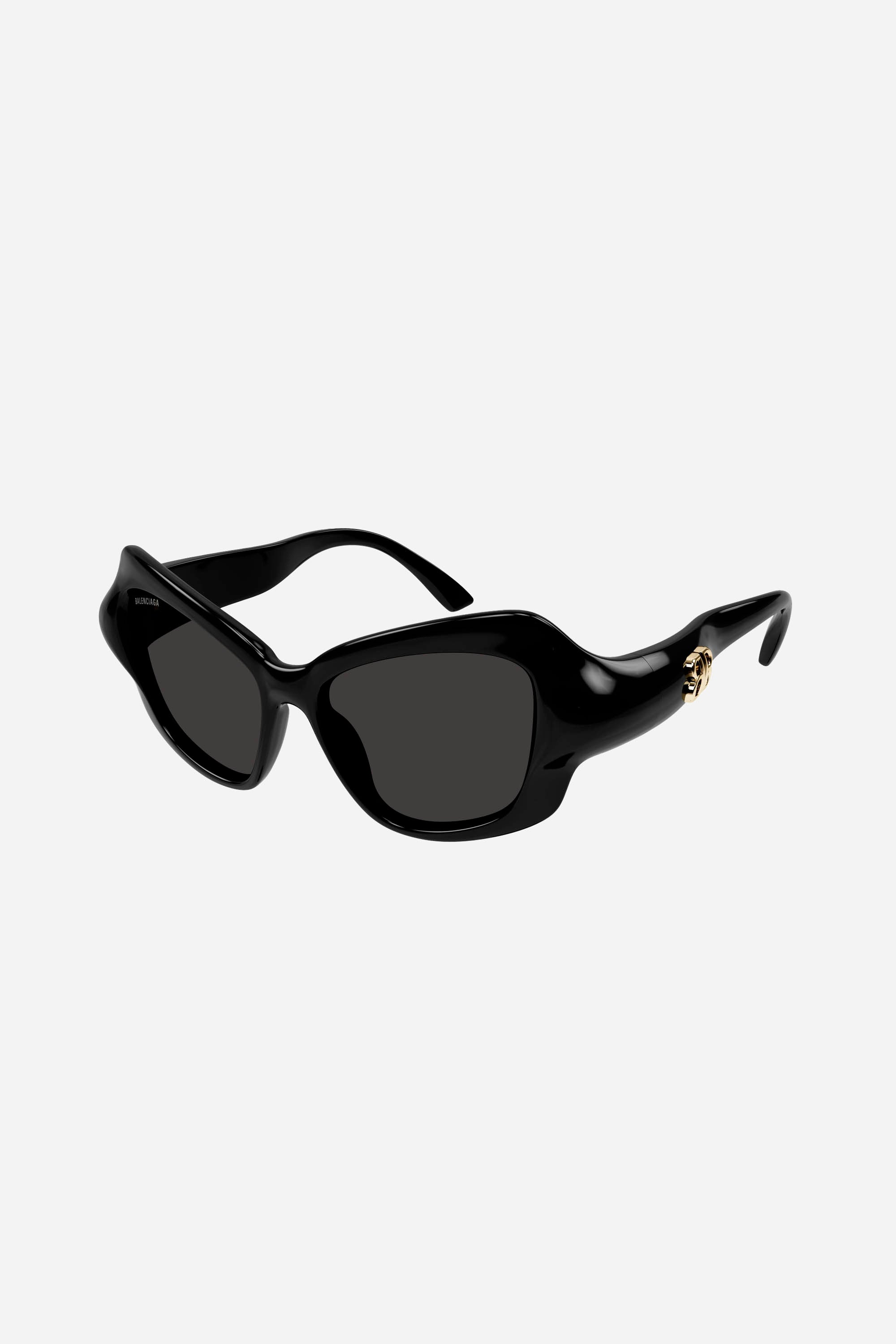 Gafas de sol geométricas negras con logo dorado