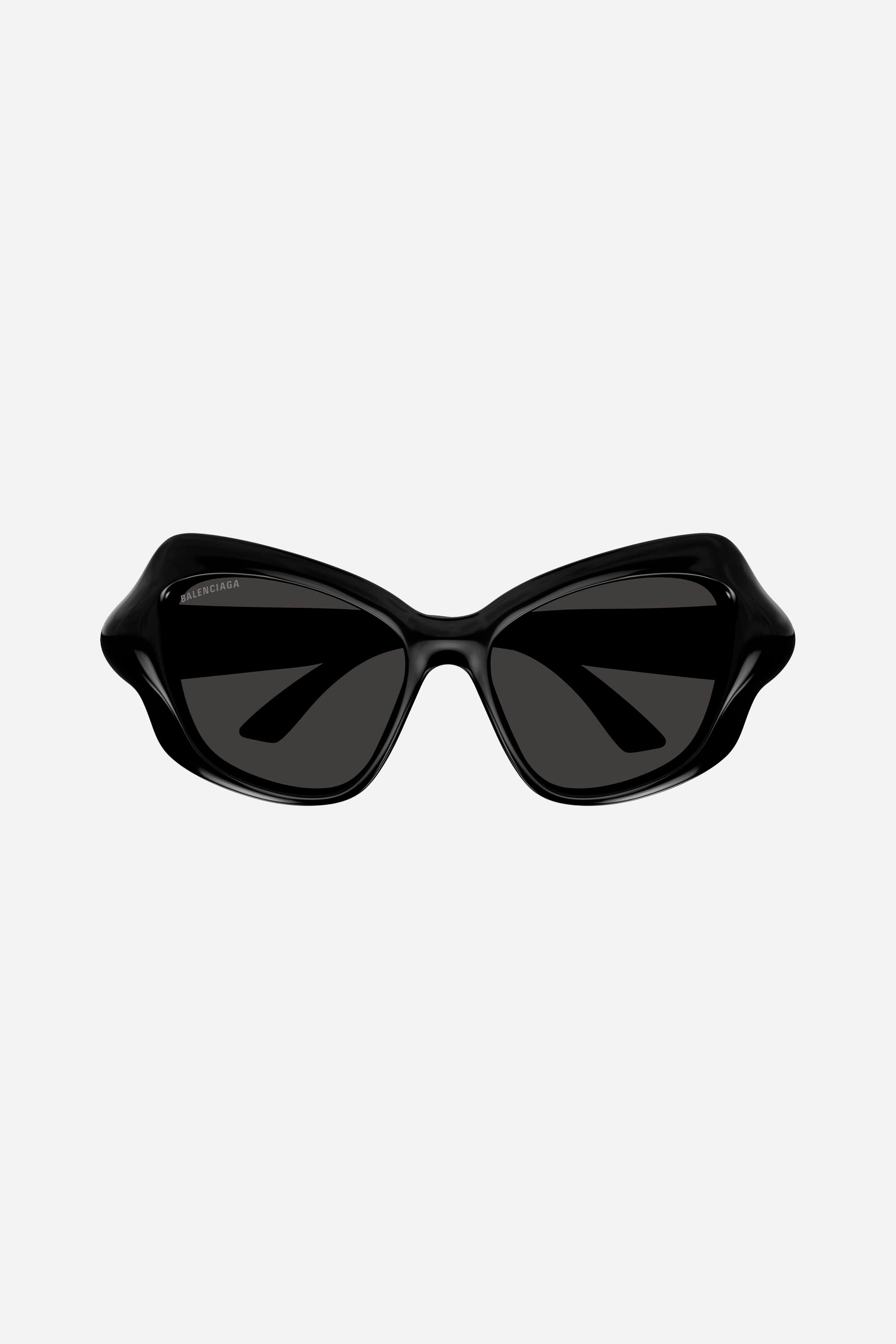 Gafas de sol geométricas negras con logo dorado
